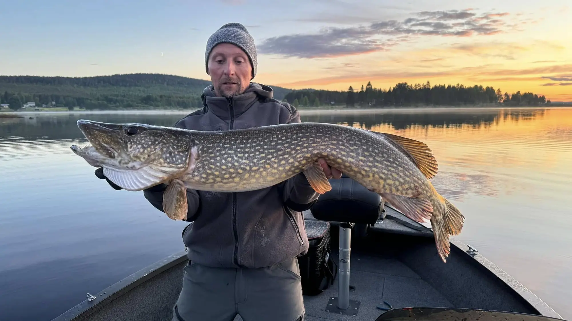 FISKTRIP guest with a large pike at sunset