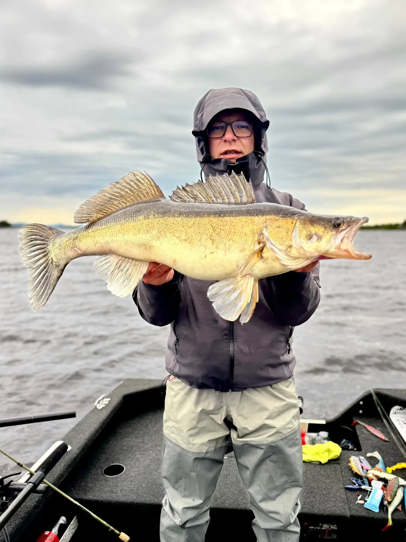 FISKTRIP guest with a zander on the lake