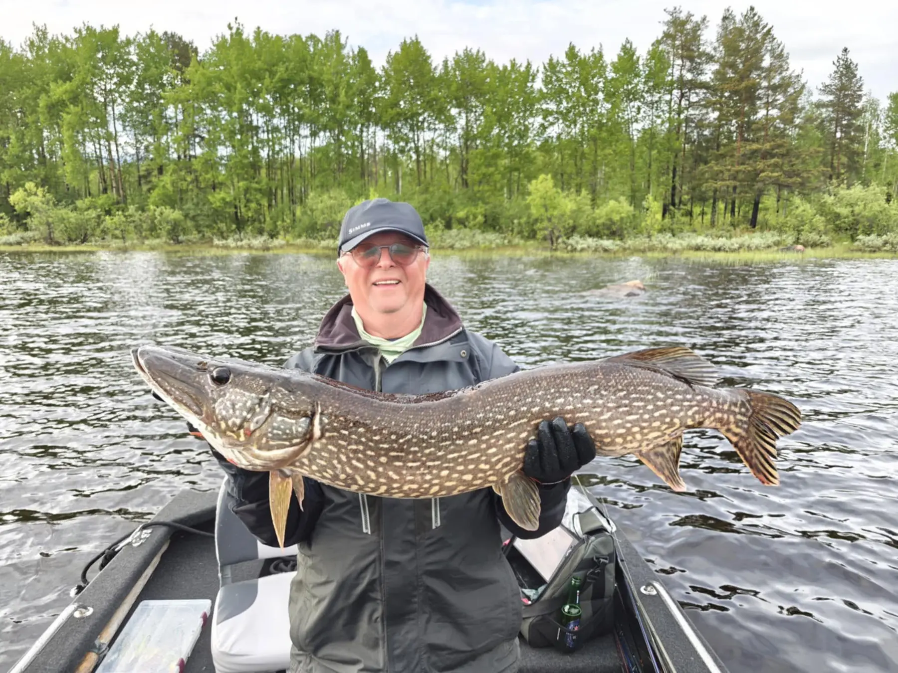 FISKTRIP guest with a pike on a boat