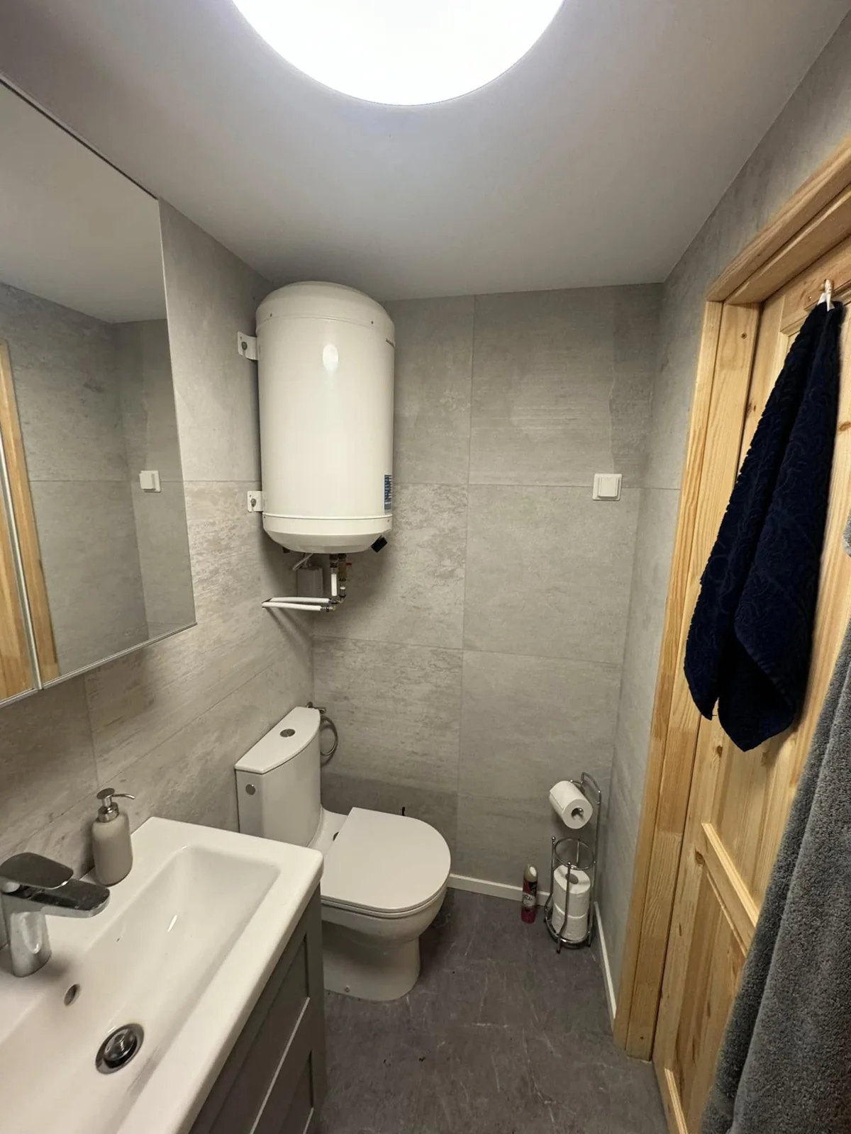 Large cabin bathroom with a washbasin and toilet